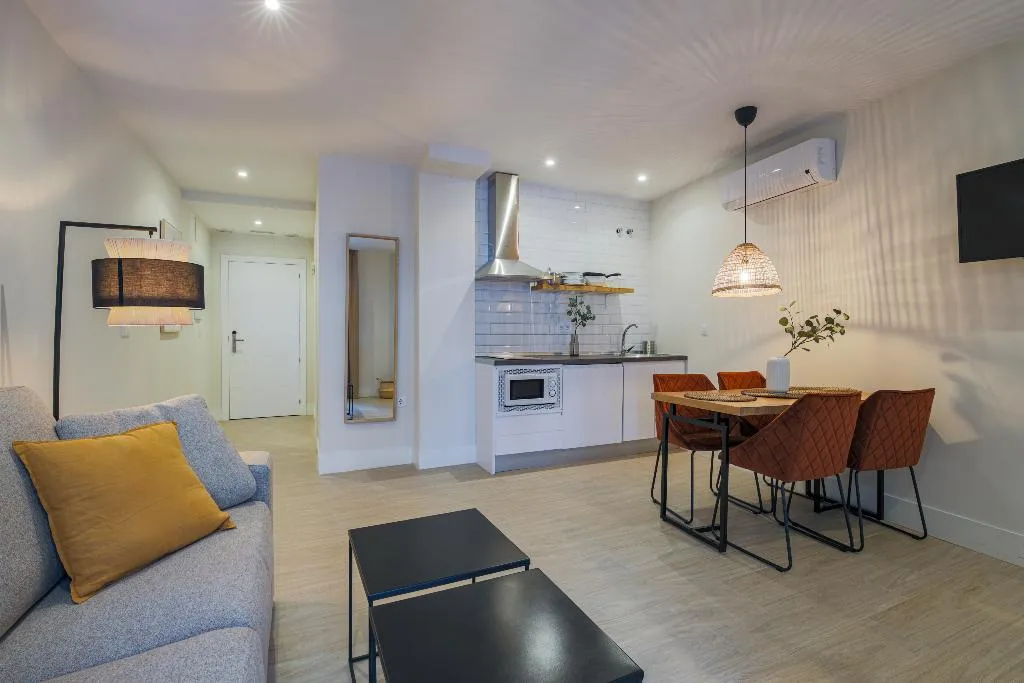 APARTMENT TWO BEDROOMS Room, Magna Sevilla, Seville