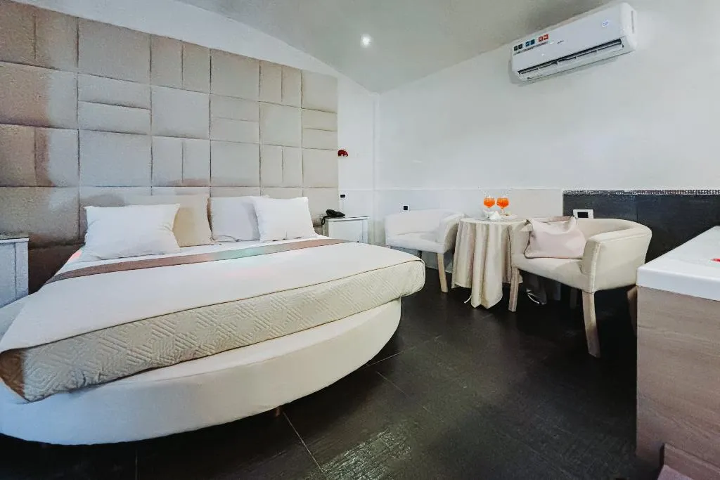 JUNIOR SUITE WITH JACUZZI Room, Bee Queen Hotel, Naples