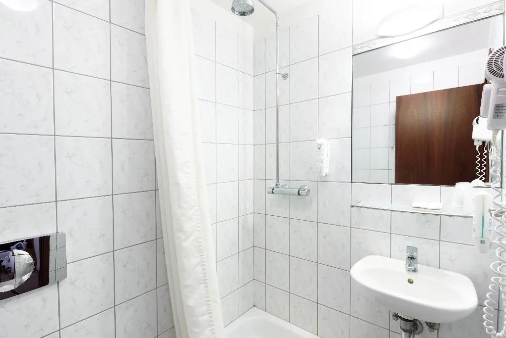 QUADRUPLE STANDARD Room, Fosshotel Baron, Reykjavik