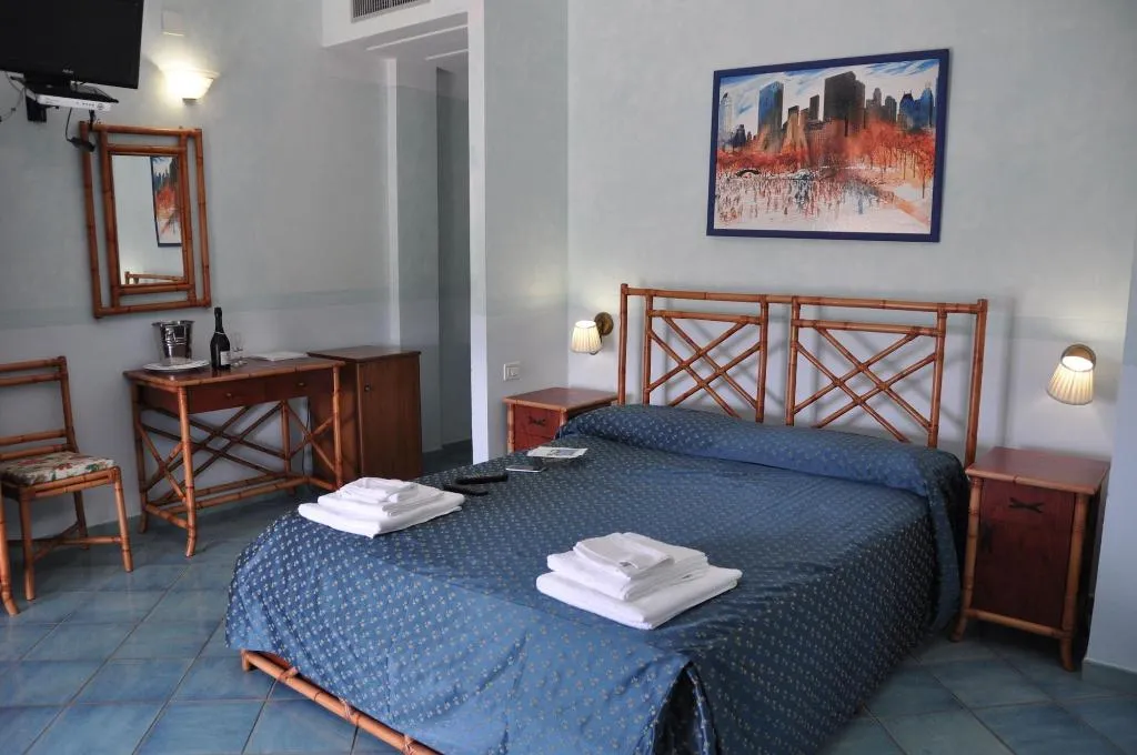 Room, Sporting Club America, Naples