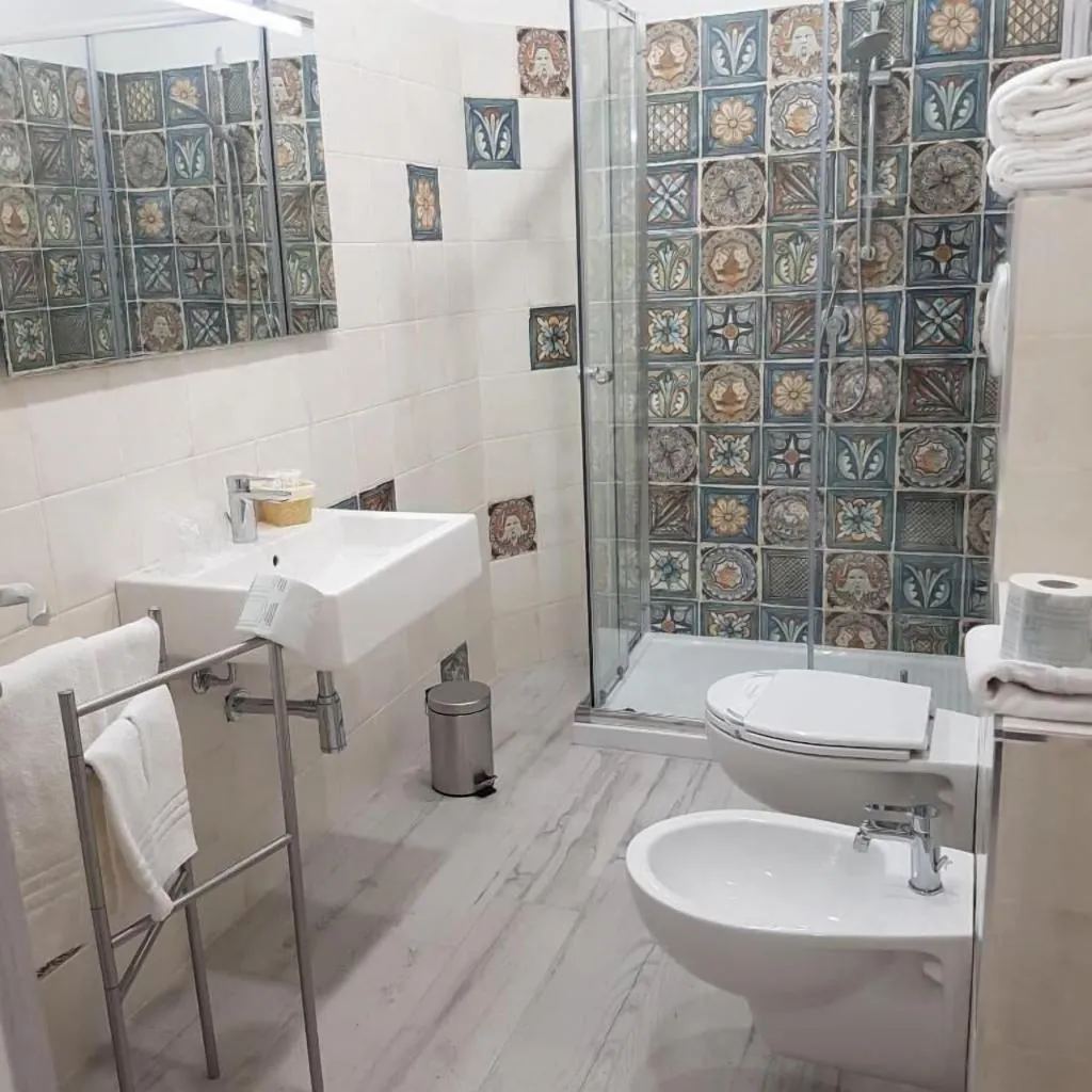 Room, Grand Hotel Del Lago, Palermo