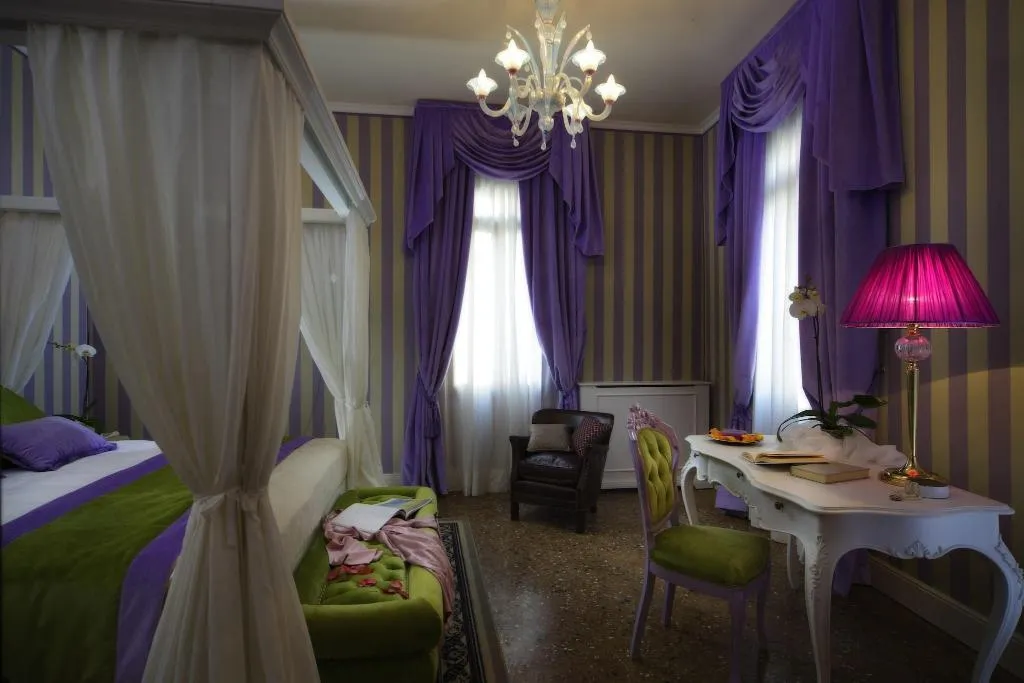 DOUBLE SUPERIOR QUEEN BED Room, AD Place Venice, Venice