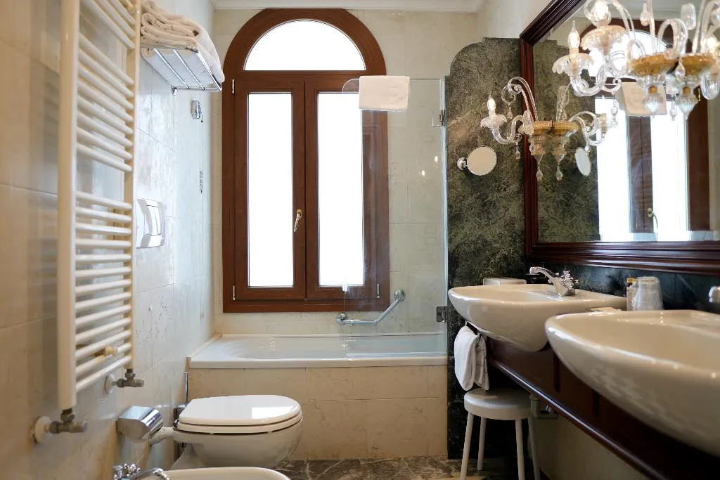 JUNIOR SUITE CANAL VIEW Room, Antiche Figure, Venice