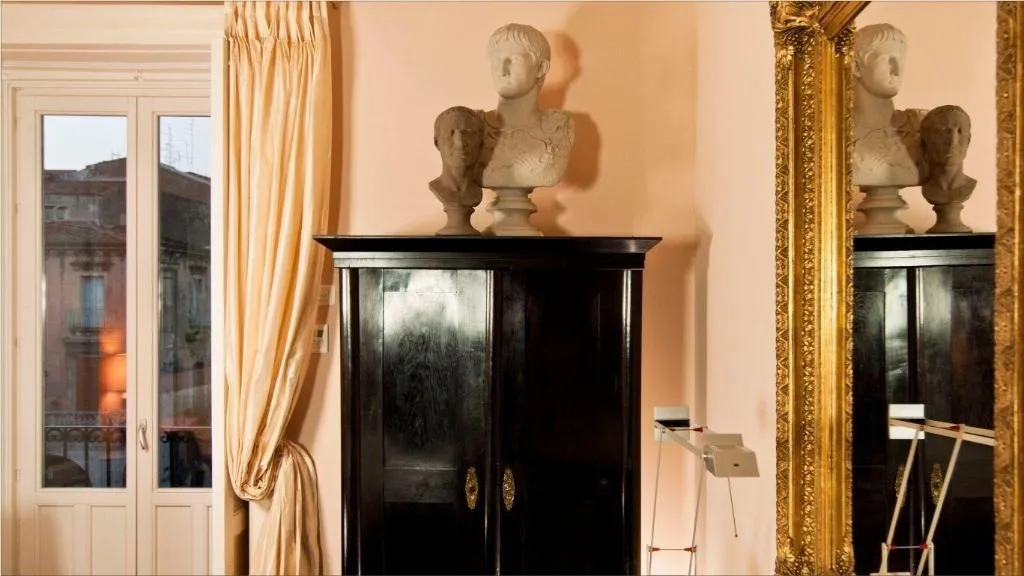 Room, Asmundo Di Gisira, Catania