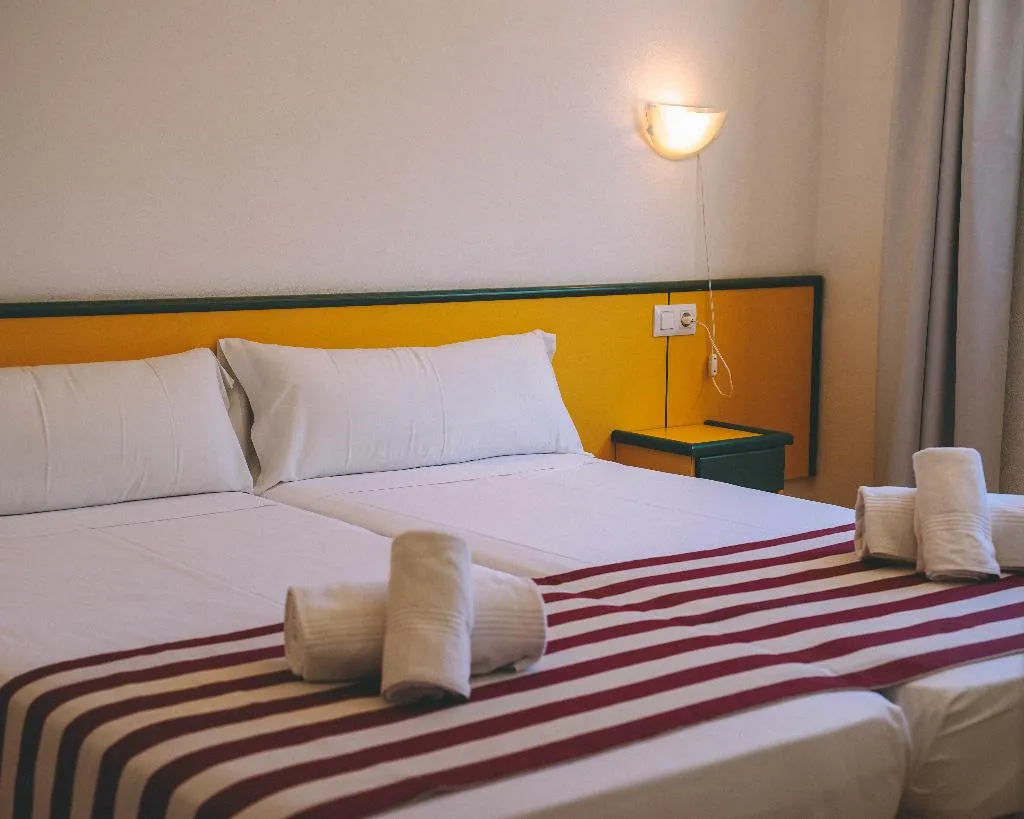 FAMILY ROOM WITH AIR CONDITIONING Room, Apartamentos Playa Parc, Menorca