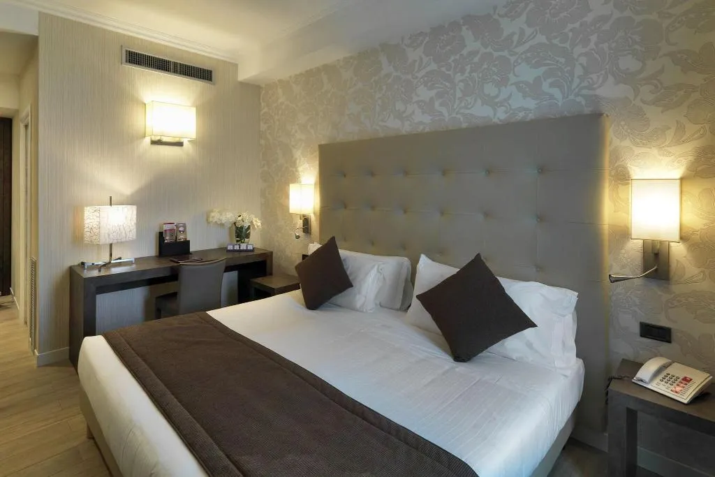 DOUBLE DELUXE TWO DOUBLE BEDS Room, Windsor, Milan