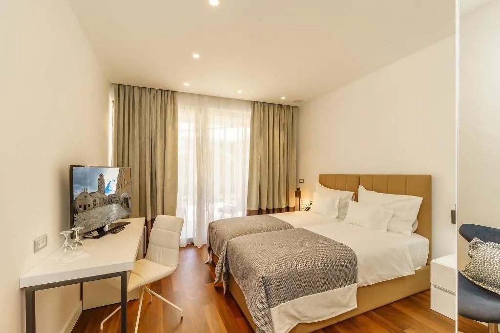 Room, Oasis Life, Split