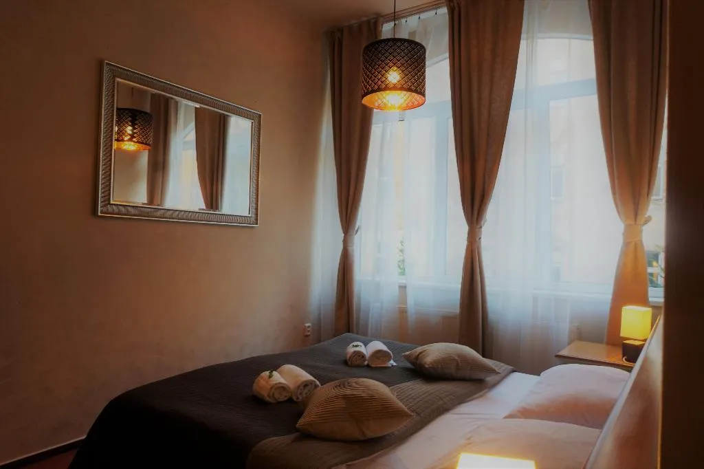 Room, Augustus et Otto, Prague