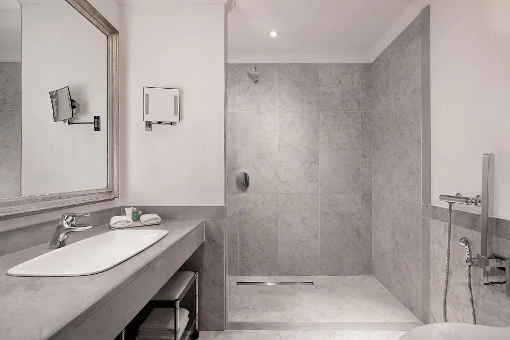 DOUBLE DELUXE KING BED Room, The Westin Palace Milan, Milan