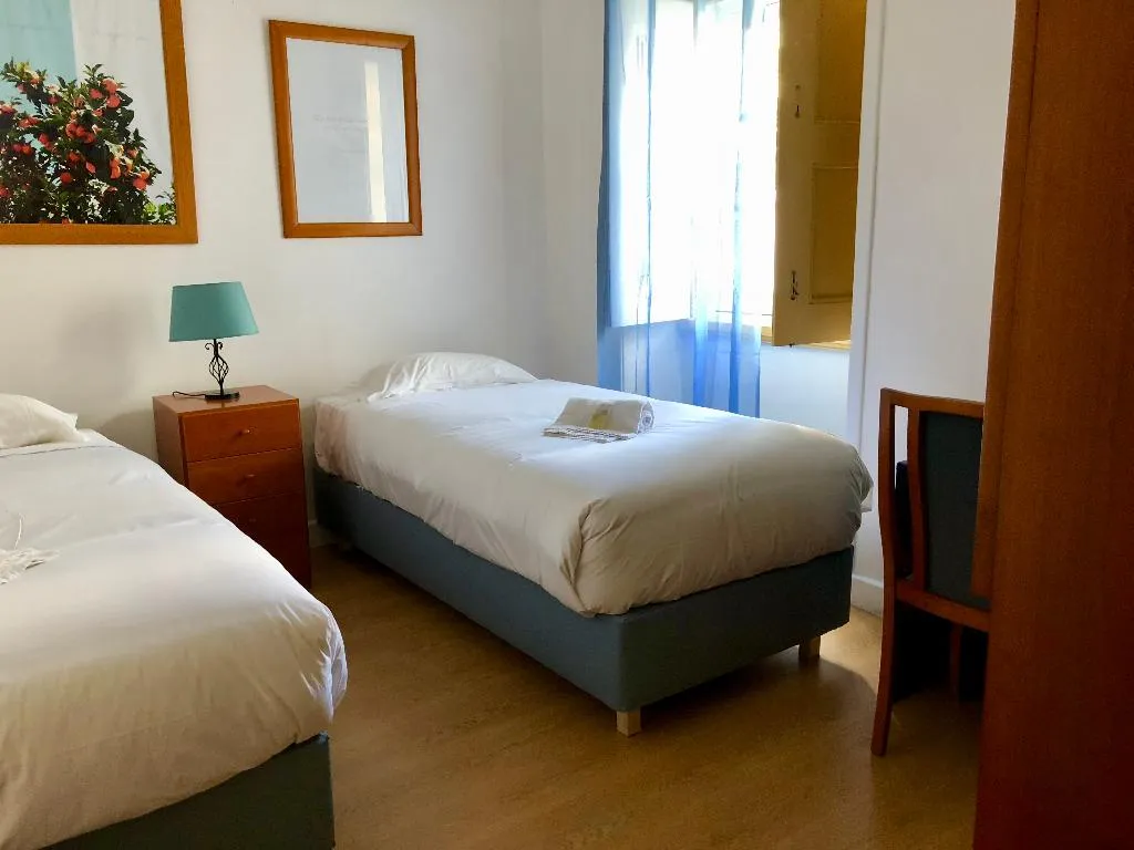 TWIN WITH SHARED BATHROOM Room, Well’Come! to The Backyard House, Algarve