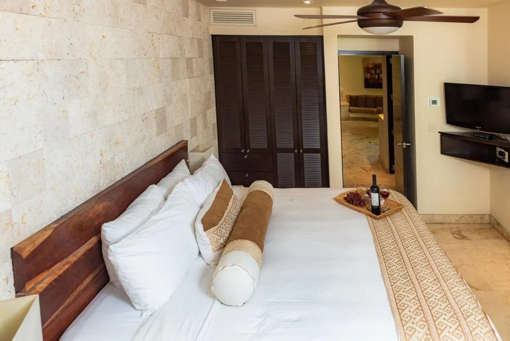 Room DELUXE KING BED Room, El Taj Ocean Front and Beachside Condo Hotel, Playa Del Carmen