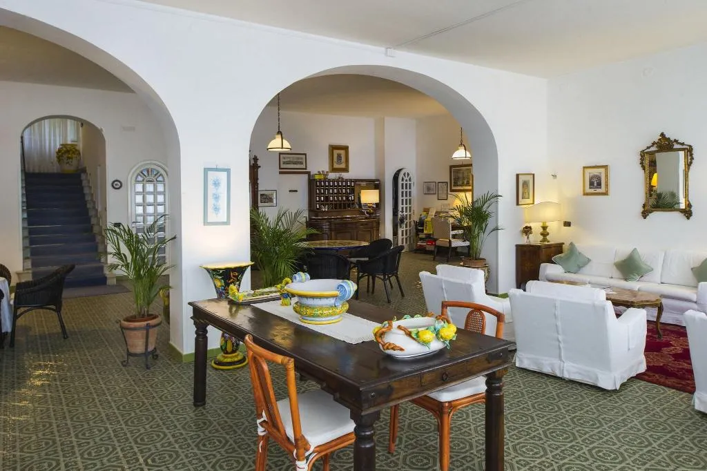 Lobby, Bellevue, Naples