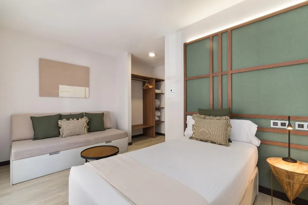 JUNIOR SUITE CAPACITY 4 Room, Roisa Hostal Boutique, Madrid