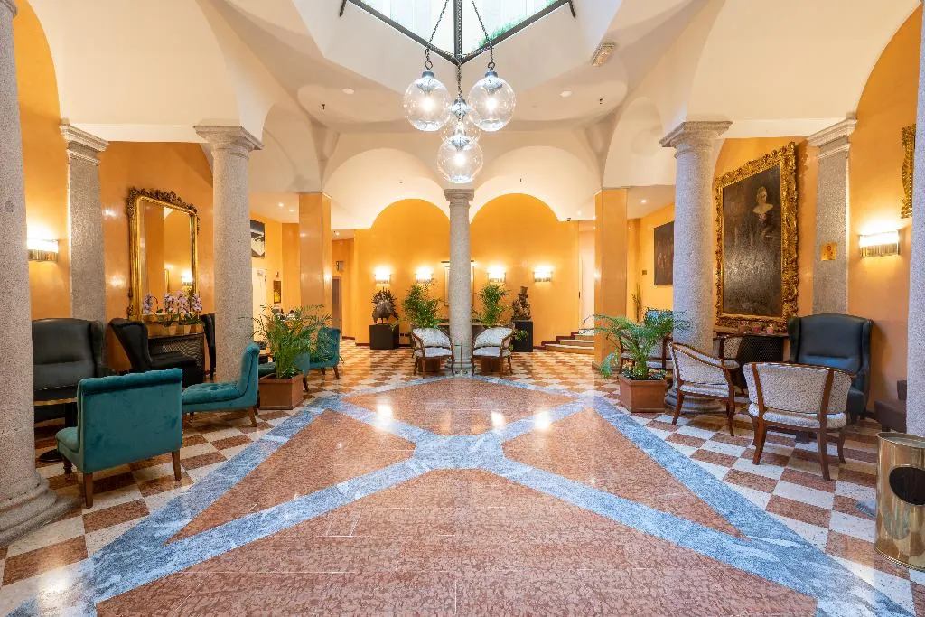 Lobby, Regina, Milan