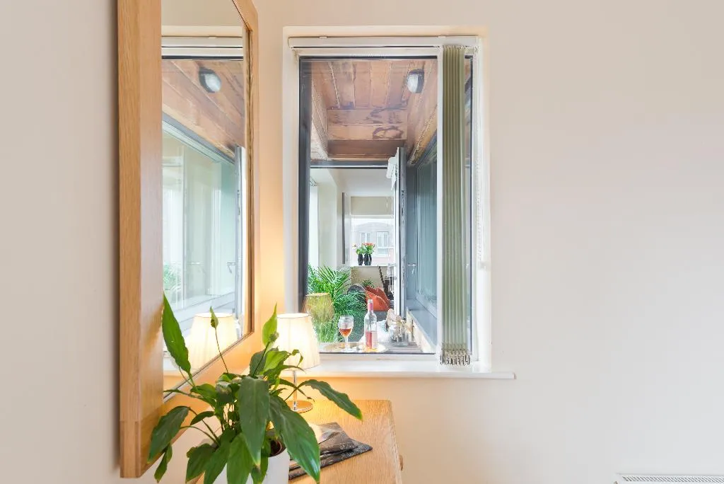 APARTMENT TWO BEDROOMS Room, Pearse Street Suites, Dublin