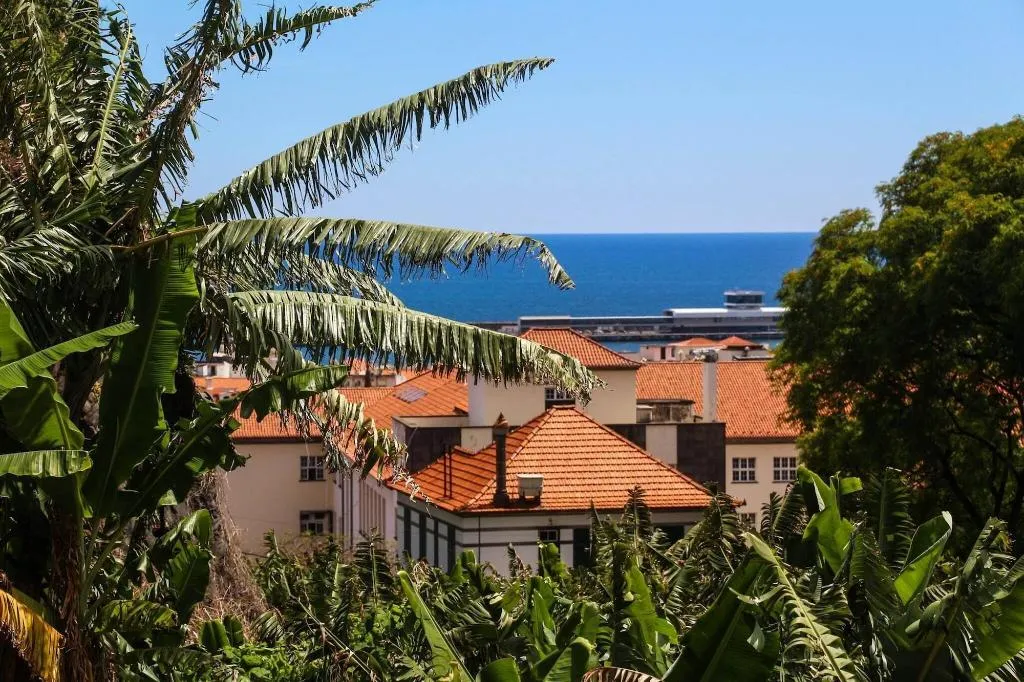 Room, Fx Pena, Madeira