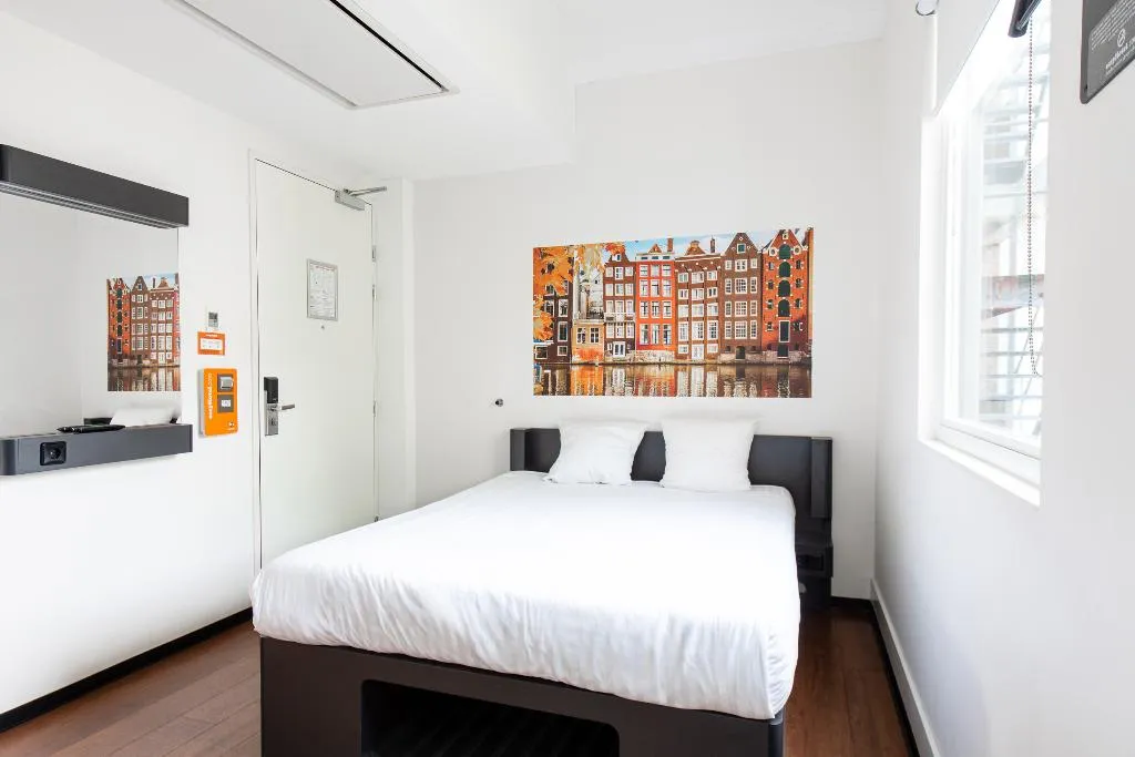 DOUBLE SUPERIOR Room, easyHotel Amsterdam City Centre South, Amsterdam