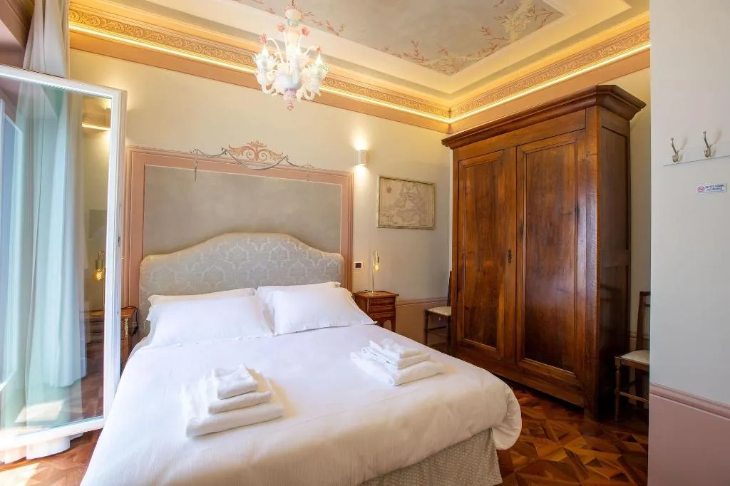 Room, Villa Tortorelli, Florence