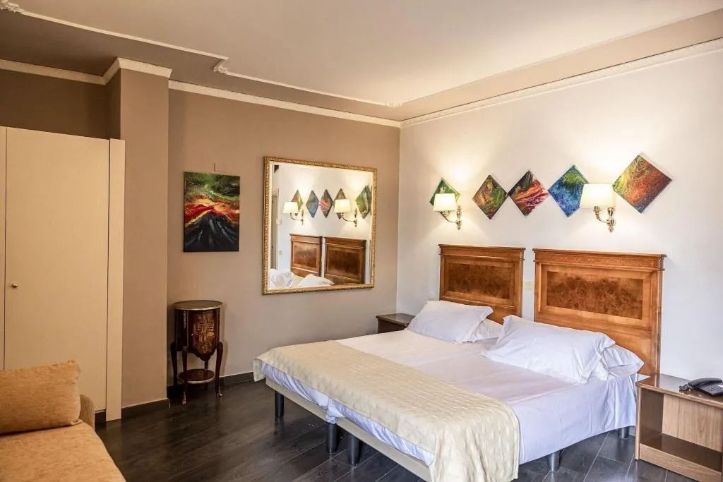 QUADRUPLE TWO DOUBLE BEDS ONE BEDROOM  Room, Hotel Cristina, Naples