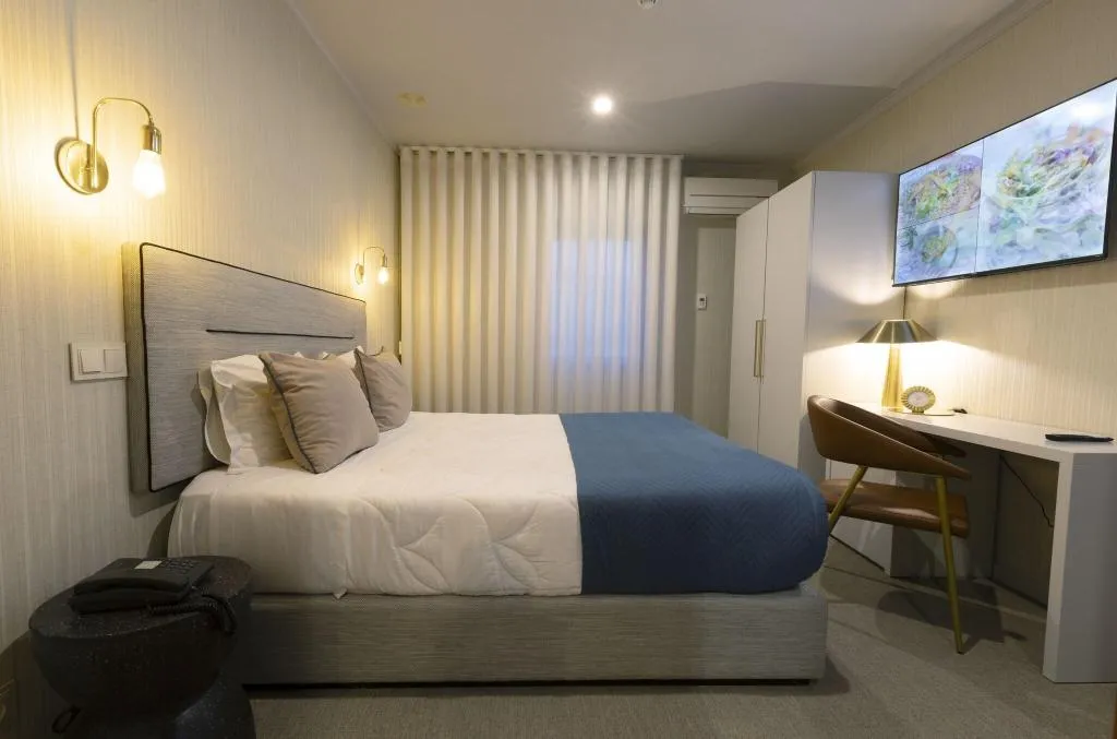 Double or Twin WITH DOUBLE BED Room, America, Porto