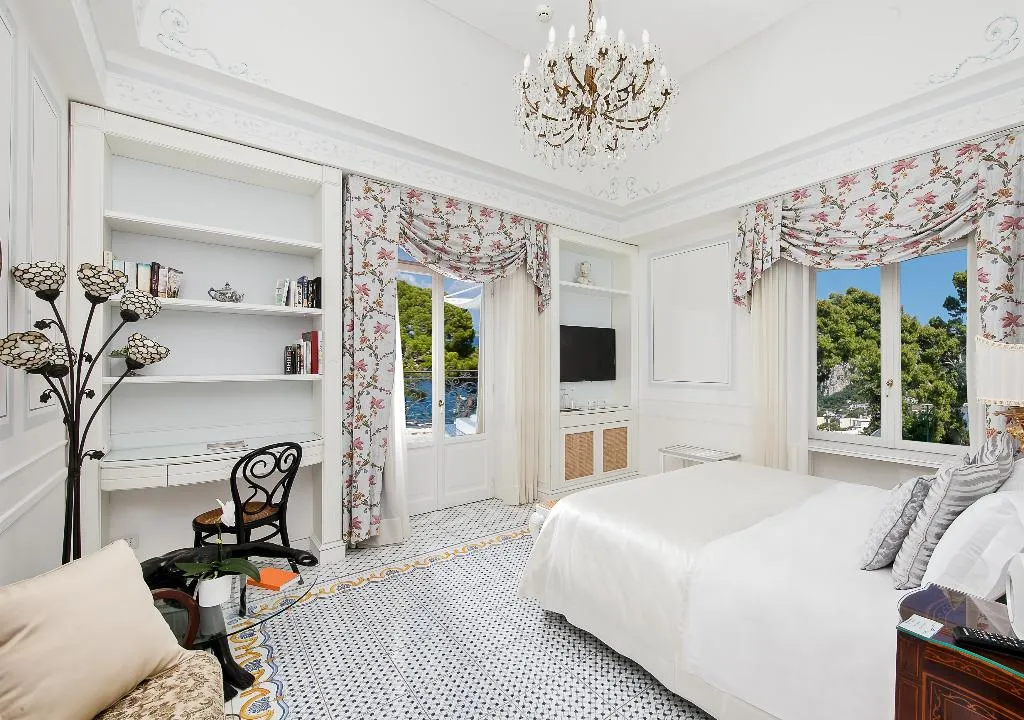 Double or Twin EXECUTIVE SEA VIEW Room, Luxury Villa Excelsior Parco, Naples