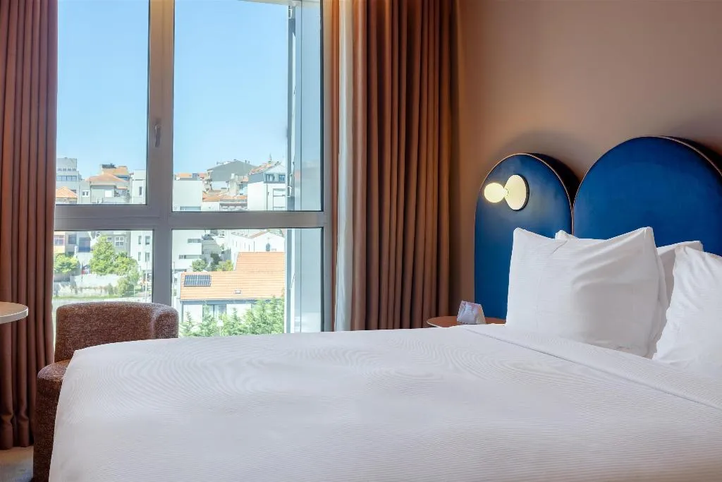 Double or Twin GUEST ROOM QUEEN BED Room, Cenica Porto Hotel, Curio Collection By Hilton, Porto