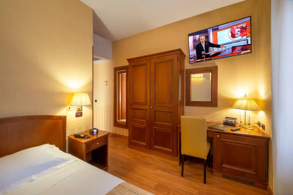SINGLE STANDARD Room, Lancaster Hotel, Milan