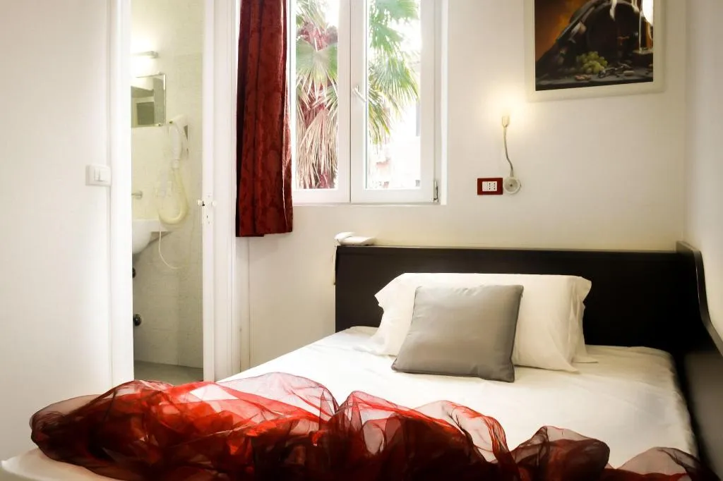 Room, RossoVino, Milan
