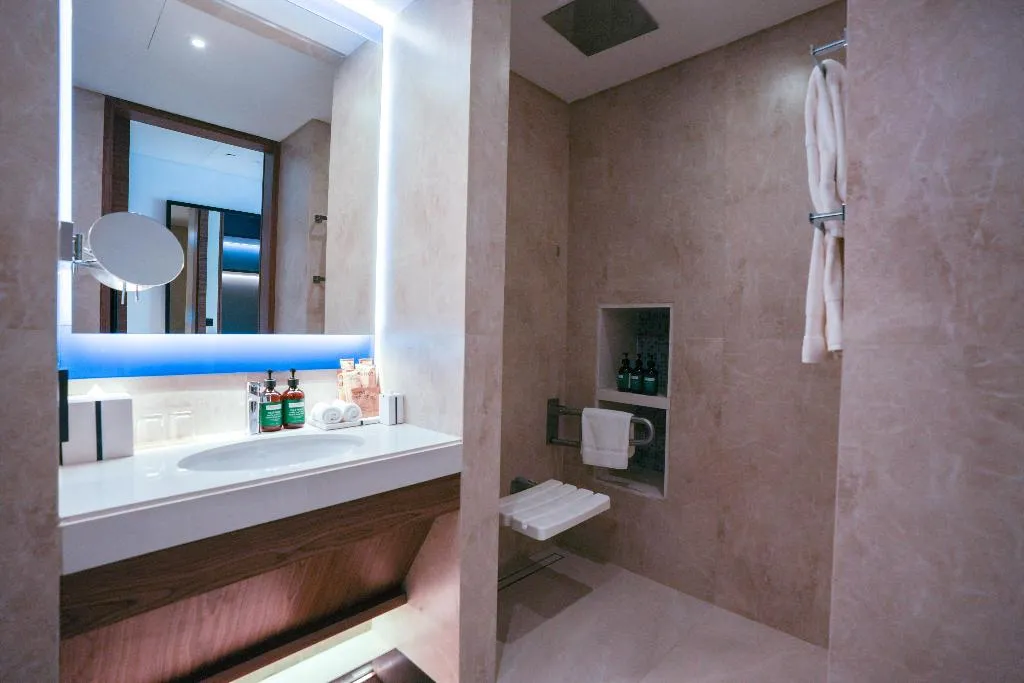 DOUBLE Accessible KING SIZE BED Room, Tumbi Ht Dubai The Palm, Tapestry Collec by Hilton, Dubai