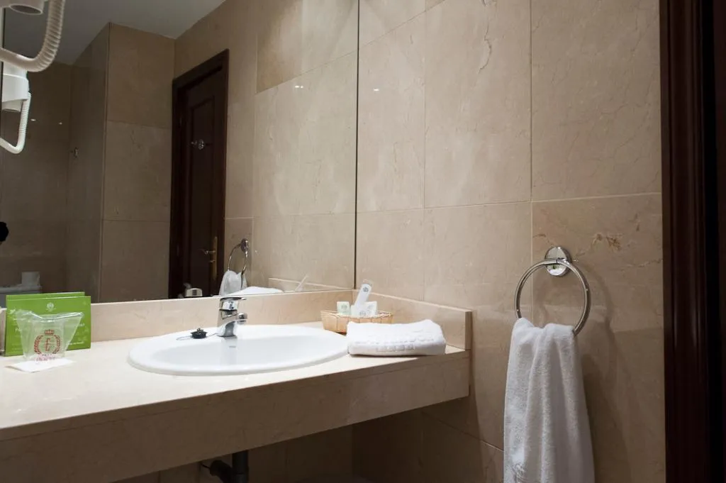SINGLE INNER Room, Emperador, Madrid