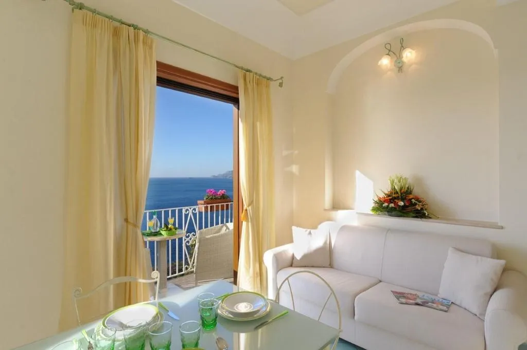 Room, La Sorgente Del Sole, Naples