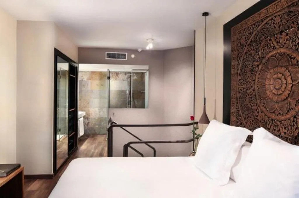 TRIPLE STANDARD Room, Gran Derby Suites, Barcelona