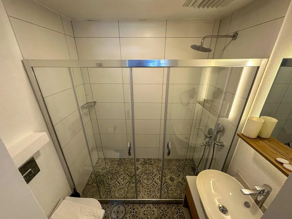 Room, Sema, Dalaman