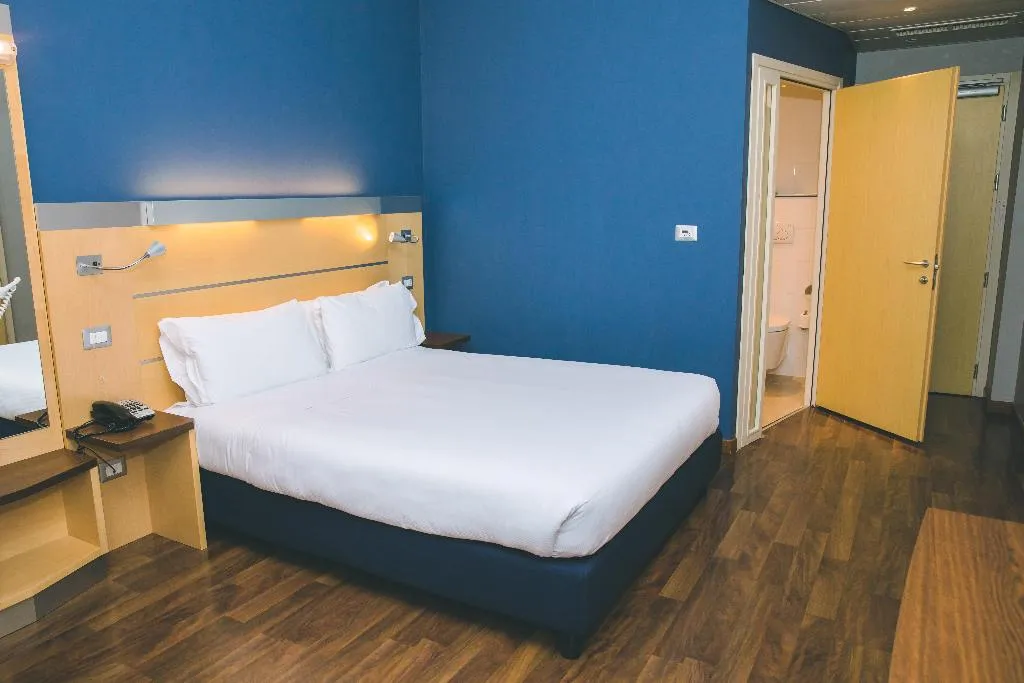 DOUBLE Accessible-Queen Size Bed Room, Holiday Inn Express Milan-Malpensa Airport, Milan