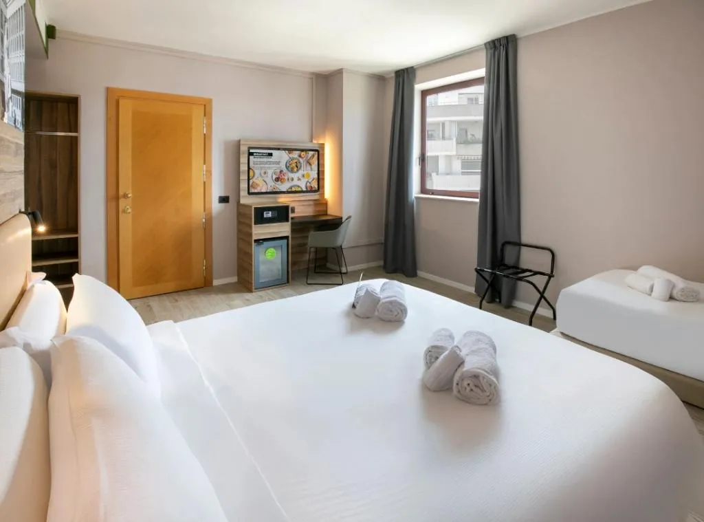 TRIPLE Accessible Room, B&B Hotel Latina, Rome