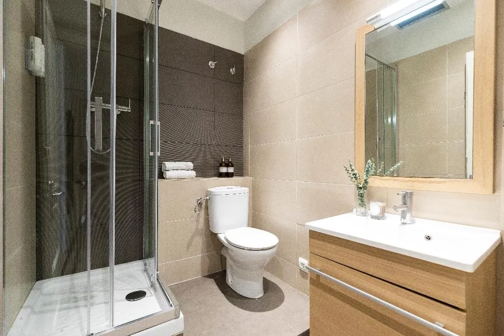 APARTMENT CAPACITY 4 TWO BEDROOMS Room, Aspasios Urquinaona Design, Barcelona