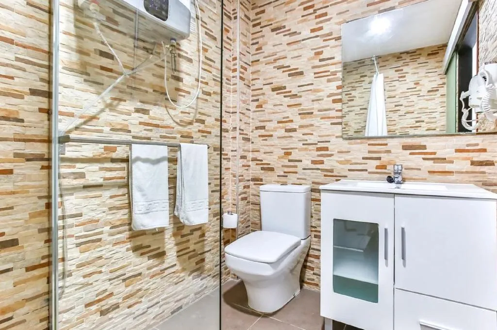 TRIPLE STANDARD Room, Laramond Barcelona Rooms, Barcelona