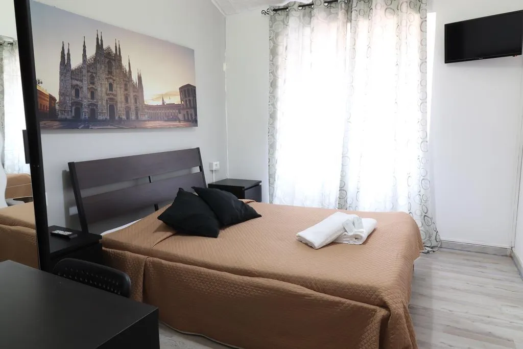 DOUBLE ECONOMY WITH SHARED BATHROOM Room, Guest House Minas, Milan