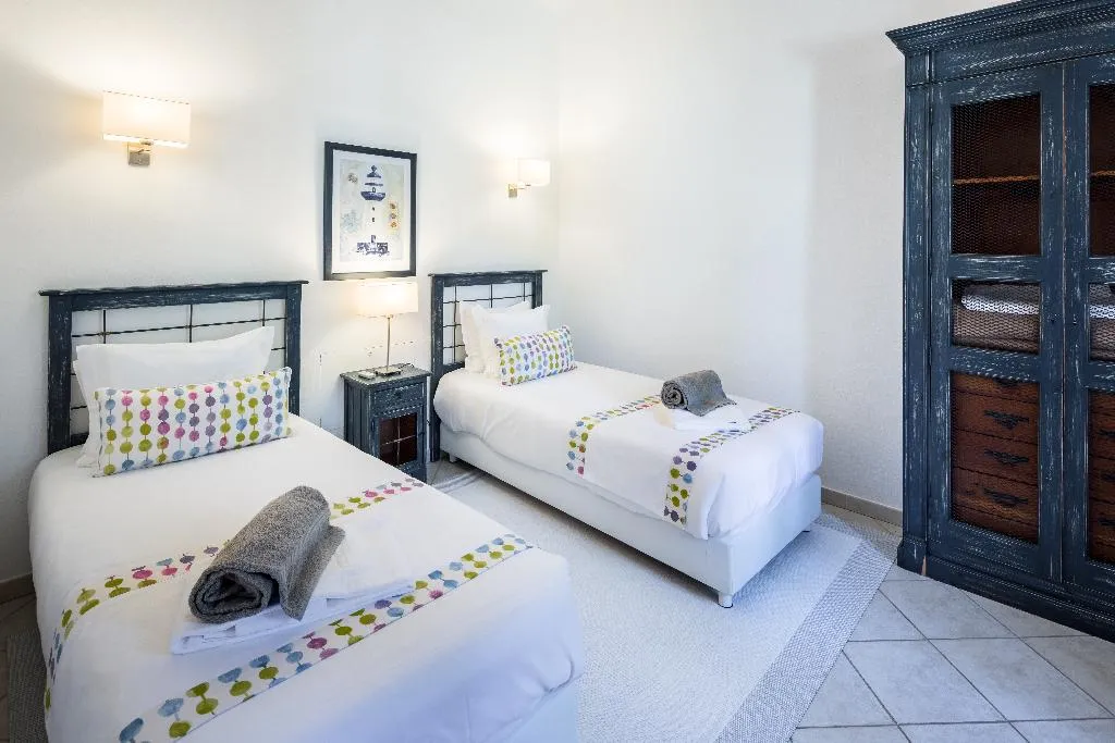 VILLA THREE BEDROOMS Room, Shantivillas, Algarve