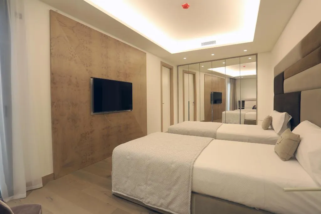 APARTMENT CAPACITY 6 THREE BEDROOM Room, Cosmo Apartments Platja D'Aro, Costa Brava