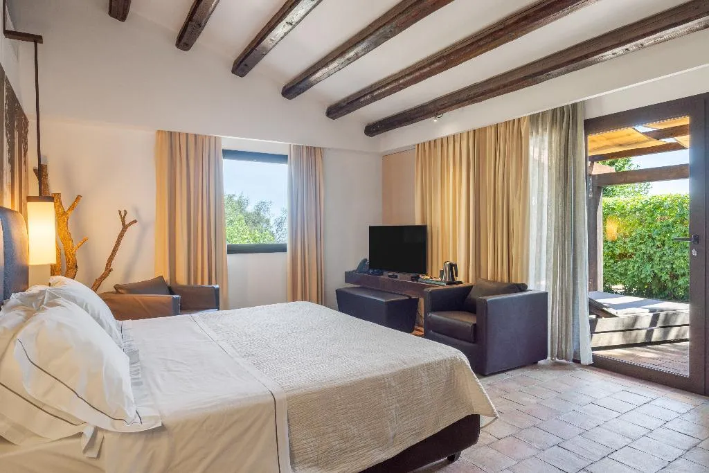 TRIPLE SUPERIOR WITH PRIVATE POOL Room, Vallegrande Nature Resort by Geocharme, Palermo