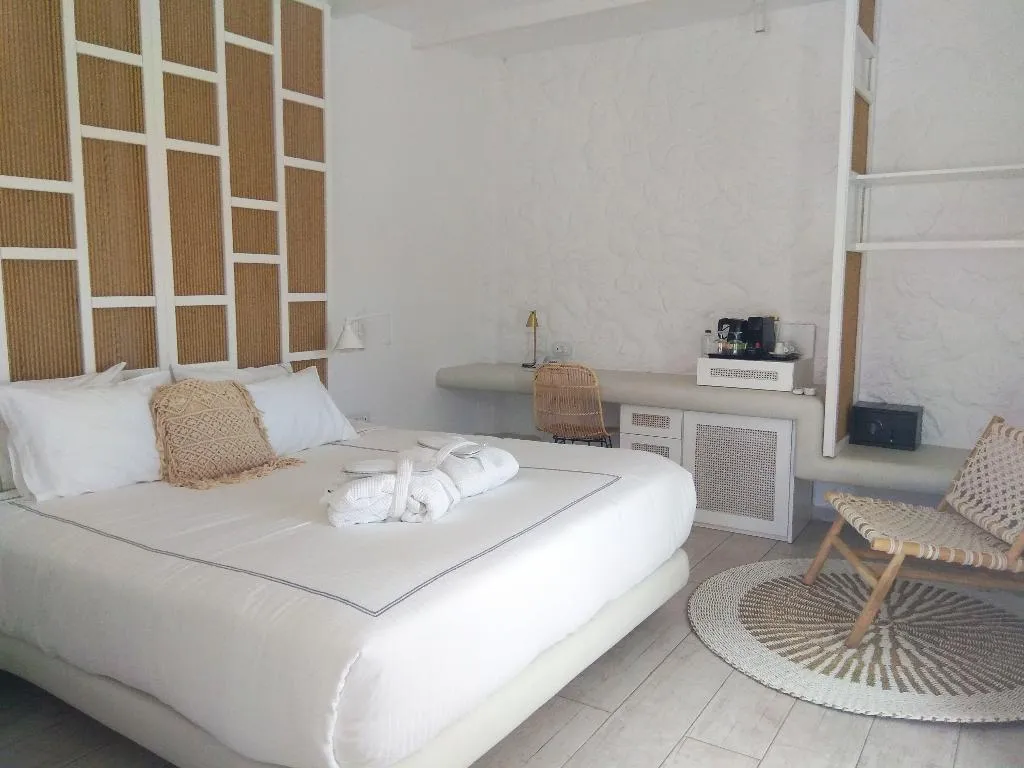 JUNIOR SUITE WITH JACUZZI Room, Petri Suites, Santorini