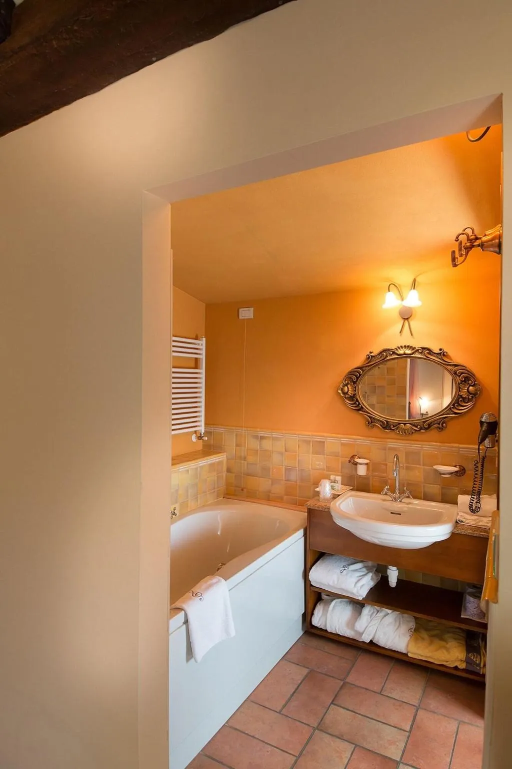 Room, Serenella, Milan