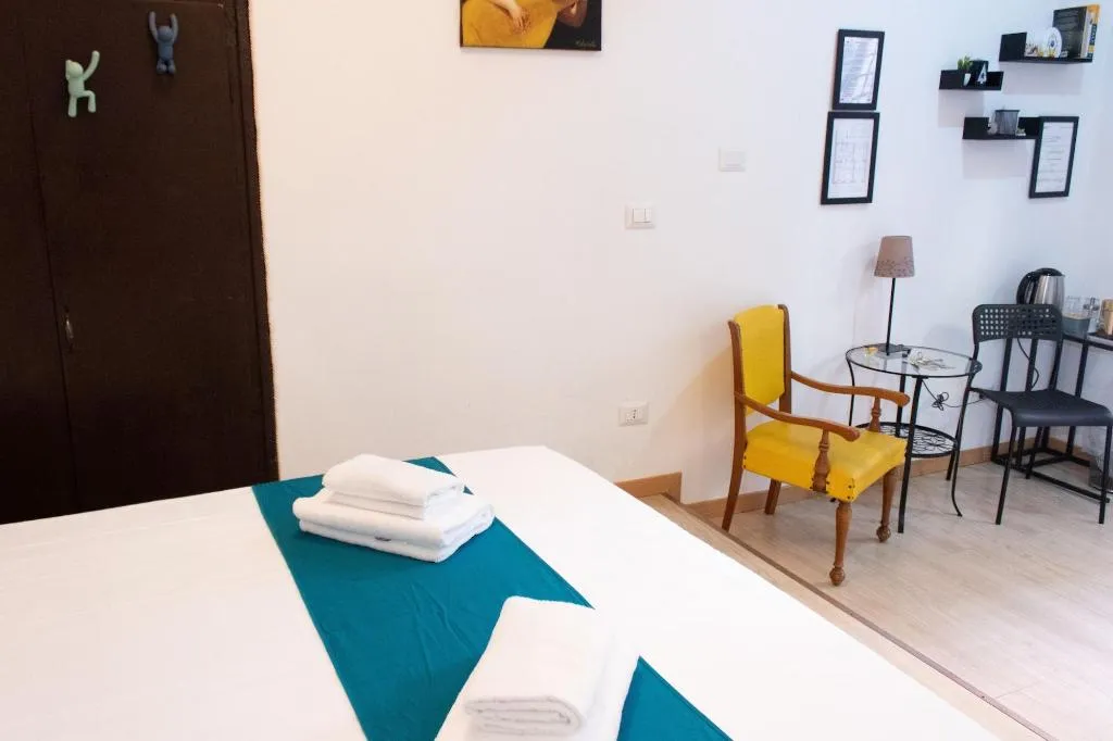 Room, Arthouse, Naples