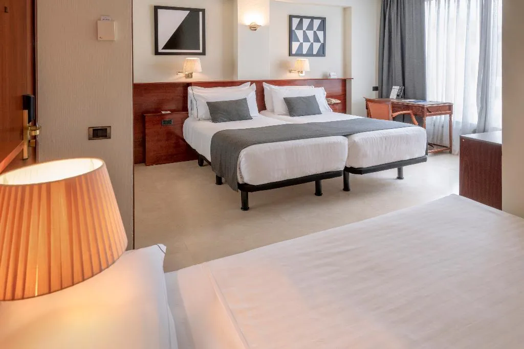 TRIPLE STANDARD Room, Gran Hotel Rey Don Jaime, Barcelona