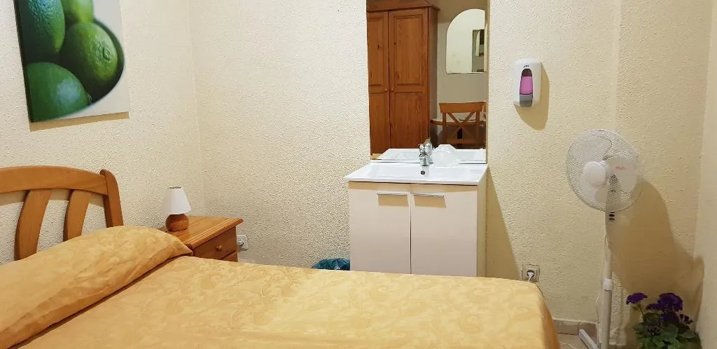 SINGLE WITH SHARED BATHROOM Room, Cuatro Caños, Madrid