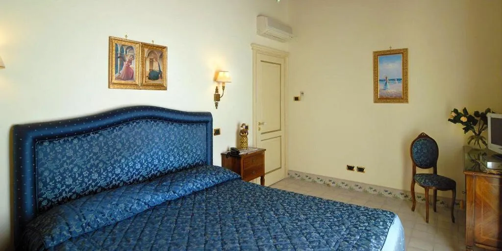 Room, Residenza Del Duca, Naples