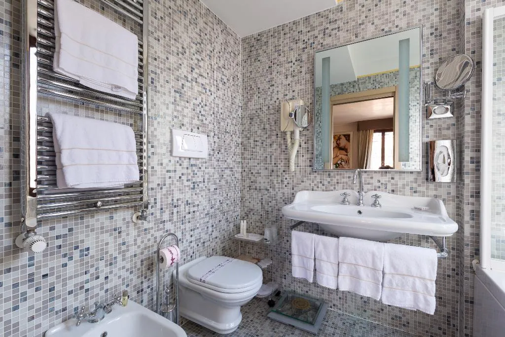 SUITE EXECUTIVE CANAL VIEW Room, Liassidi Palace, Venice