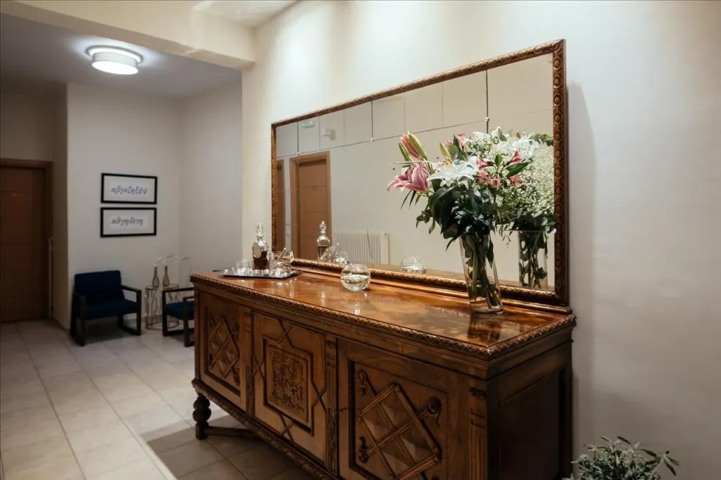 Lobby, Leto Nuevo, Kalamata