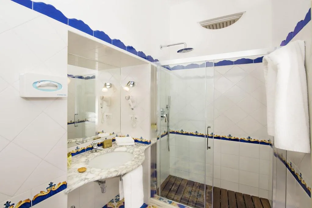 DOUBLE CLASSIC KING BED Room, Savoia, Naples